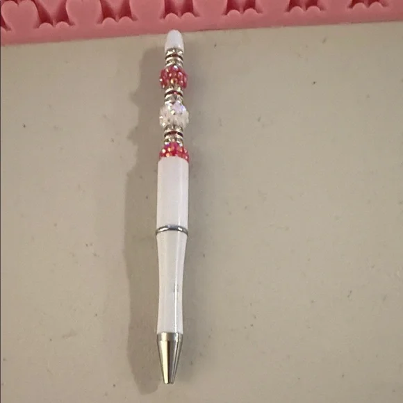 Elegant White and Silver Pen - Picture 1 of 3